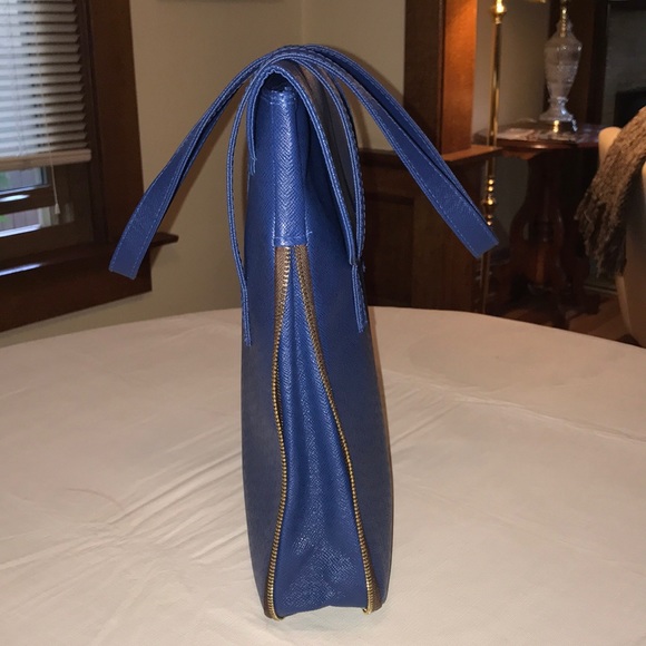 Great bag holds MacAir, iPad and more! - Picture 3 of 3